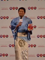 「味の素KK ほこ丸キャンペーンCM発表PRイベント」に登場した演歌歌手のほんだ真一。幼なじみの嫁には昔からのあだ名である「ほんだし」と呼ばれているそう。