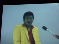 「アルバイトというか、全部任されてて倉庫の鍵まで持っている」と欠席の理由を語ったロック歌手のコン染倉。CM撮影の際にほんだの襦袢を自分のTシャツと間違えて持って帰ってしまったことを告白した。