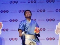 会見では、15秒のCMソングを熱唱。「出だしの音がわからず不安だった」と言いつつ、見事な節回しを披露した。