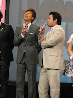 映画でダマされたことについて「今日も大丈夫かな？と思ってるんです。テレビに慣れていない！」と疑心暗鬼に陥っている野性爆弾ロッシー（左）と、仕掛け人のTBS合田隆信監督（右）。