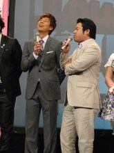 映画でダマされたことについて「今日も大丈夫かな？と思ってるんです。テレビに慣れていない！」と疑心暗鬼に陥っている野性爆弾ロッシー（左）と、仕掛け人のTBS合田隆信監督（右）。