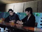 北野映画に数多く出演している大杉漣にインタビューする千原ジュニア。(C)日活 チャンネルNECO