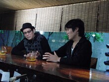 北野映画に数多く出演している大杉漣にインタビューする千原ジュニア。(C)日活 チャンネルNECO