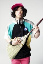 写真は8月16日に出演するDJやついいちろう。