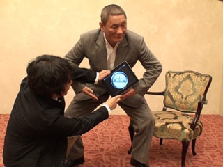 北野武のコマネチの角度を測定する「デイリーポータルZ」。