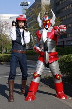 板尾創路演じる大門豊は、電人ザボーガーとともに特撮アクションで敵の秘密殺人強盗機関・∑（シグマ）に戦いを挑む。(c)2011「電人ザボーガー」フィルム・パートナーズ