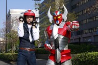 映画「電人ザボーガー」で主人公・大門豊を演じる板尾創路と、電人ザボーガー。(c)2011「電人ザボーガー」フィルム・パートナーズ