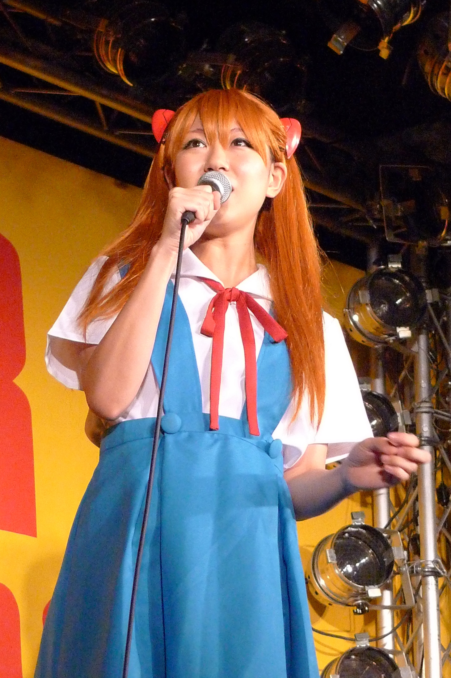 タワーレコード渋谷店B1F STAGE ONEでトークする稲垣。