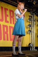 集まったファンの多さに驚き、喜びの表情を浮かべる稲垣。