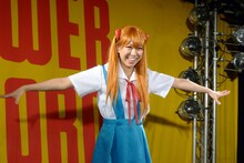 ロケみつファンからの「漁船！」コールに応えてポーズをとる稲垣。