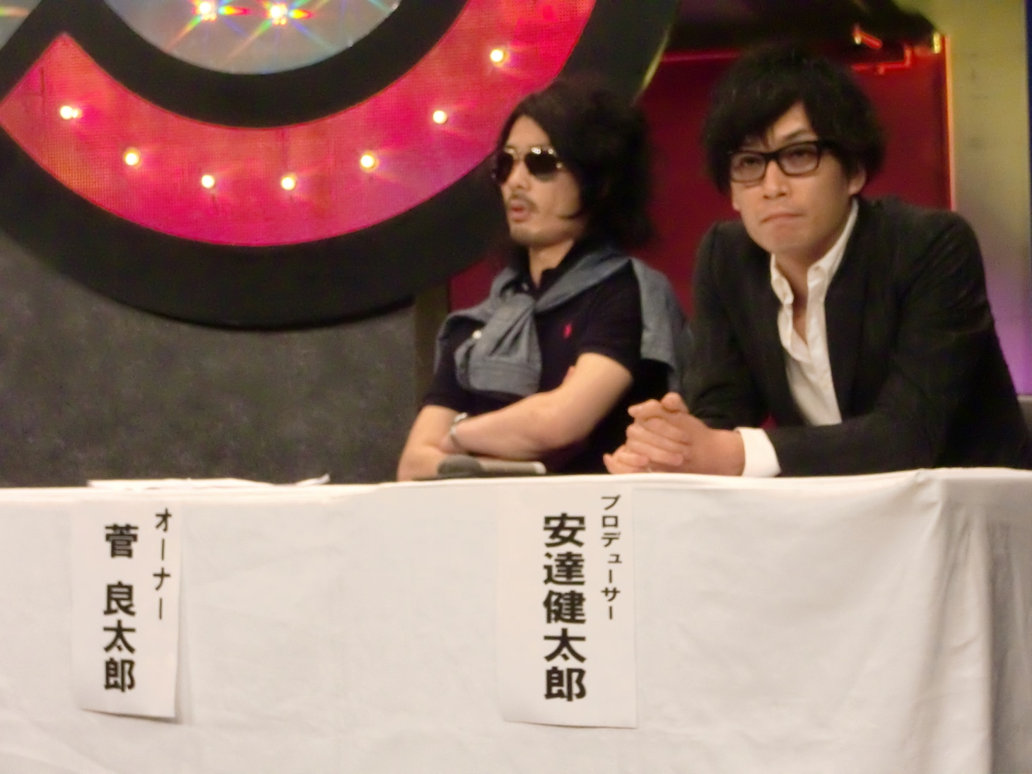 プロデューサーの安達（右）とオーナーの菅（左）。菅は出資に関して、安達の体目当てであることを堂々と明かし、安達を照れさせた。