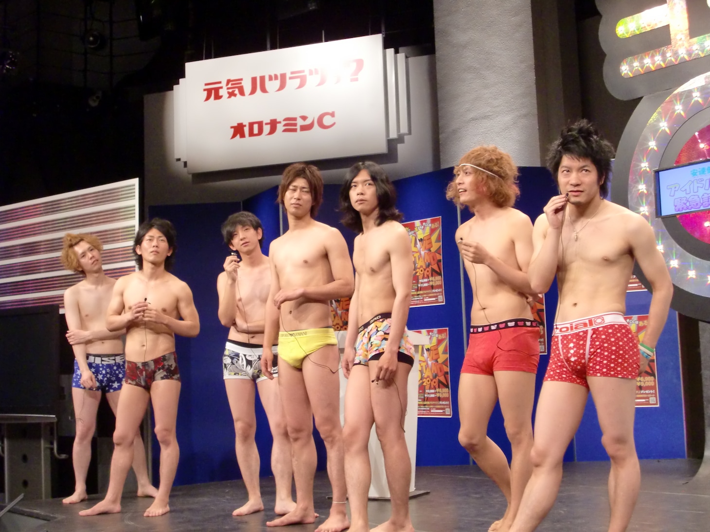 パンツ一丁で登場した、まだ名前も衣装も決まっていないアイドルたち。