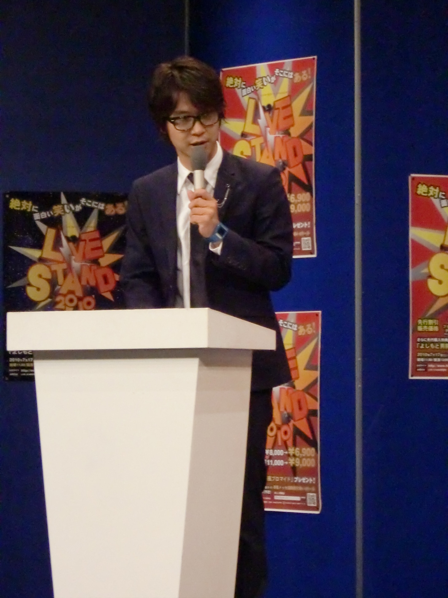 司会を務めた房野。安達や菅の意を汲んだ進行で、大舞台を見事にまとめ上げた。