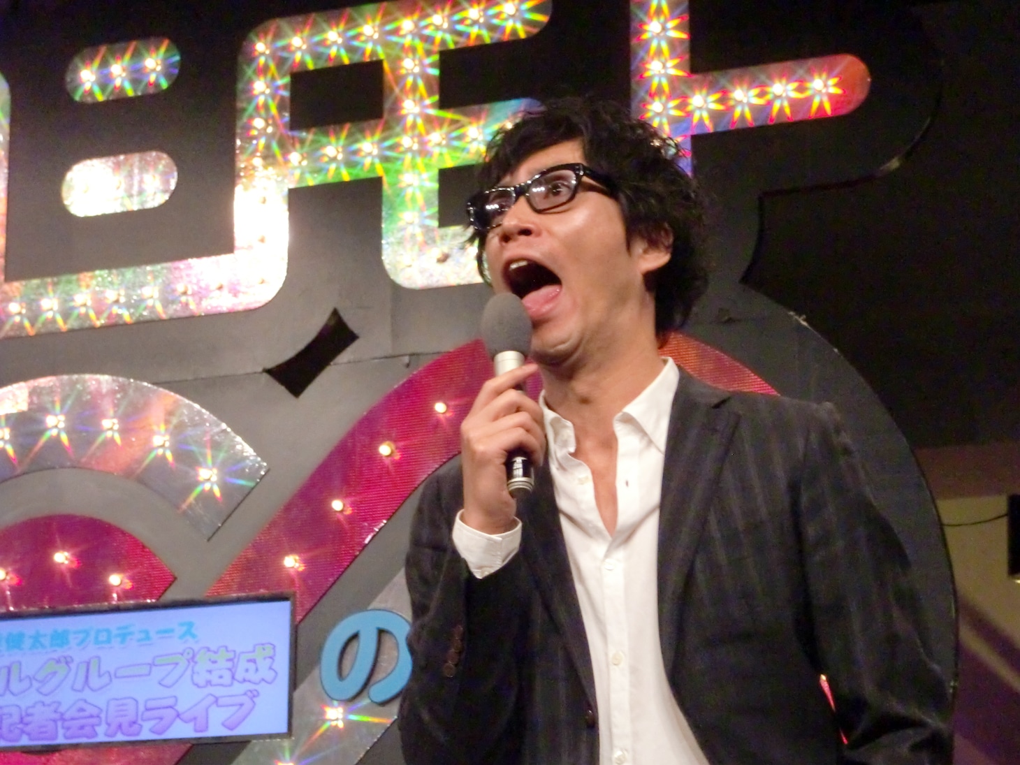 3人を「クズ」と呼び、「立ち去れ！」と叫んだ安達P。