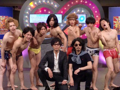 “会いに行ける”“お客様が作る”というコンセプトで生まれた男性7人組の芸人アイドルグループ。衣装と名前はこれからアンケート結果や送られた衣装によって決定される。