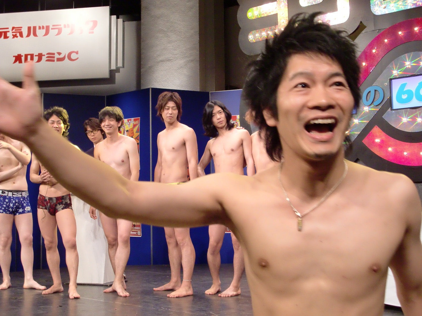 “永遠の32歳”吉村。ジェントルと同じ被害に遭い、好きなアイドルをメタリカと答えるも撃沈。「ハマカーンが出た後はどうにもならない」と肩を落とした。