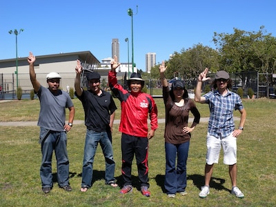 サンフランシスコの空の下、「怪傑 アメママン!!!」を歌うアメマファイブ。(c)間寛平アースマラソン製作委員会