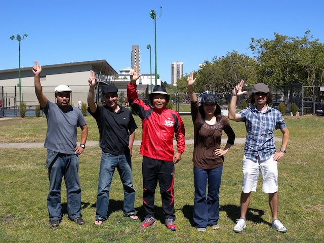 サンフランシスコの空の下、「怪傑 アメママン!!!」を歌うアメマファイブ。(c)間寛平アースマラソン製作委員会
