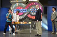 テーブル上のグッズを使った“モノボケ”を見せる後藤。イギリス人はピクリとも反応せず。