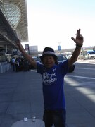 アメリカ・サンフランシスコ国際空港にて会見を行った間寛平。サンフランシスコ滞在中は明石家さんま、野沢直子、シベリア文太ら芸人たちも寛平の見舞いに訪れた。(c)間寛平アースマラソン製作委員会