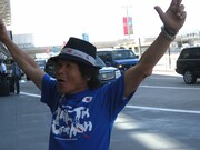 足の痛みに関しては、医師から「とりあえず薬を飲めと、多分痛いと思うから、新しい細胞とかできて治っていくから痛い時は飲めと、無理せんでいい」と言われているそう。(c)間寛平アースマラソン製作委員会