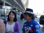 オフィシャルサイトでも仲睦まじい様子が見られた間夫妻。(c)間寛平アースマラソン製作委員会