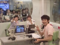 はんにゃ登場前のしずる。放送中には、村上が池田のメモ書きの内容をバラし、池田が村上のコピーバンド時代の話をバラすなどのやりとりも行われた。