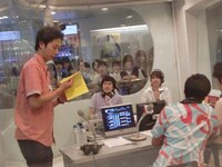 曲が流れている間も和気あいあいと話を続ける2組。金田は映画「私の優しくない先輩」のパンフレットを外の観客に見せるなどのサービスも。