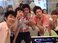 金田の「H-1 GP」1位を聞いた相方・川島は、「『B-1 GP』だったら俺1位だよ」と発言。しずる池田が「“ブツブツ”ならブラックマヨネーズ吉田さんだろ」と言うと、「あれは“ボッコボコ”」だよと返したものの「どっちも“B”だろ」と全員からツッコまれた。