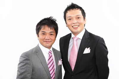 東京・大阪で「中川家の特大寄席2010」を開催する中川家。2010年4月には「第45回上方漫才大賞」を受賞し、その実力をさらに世に知らしめた。(c)吉本興業