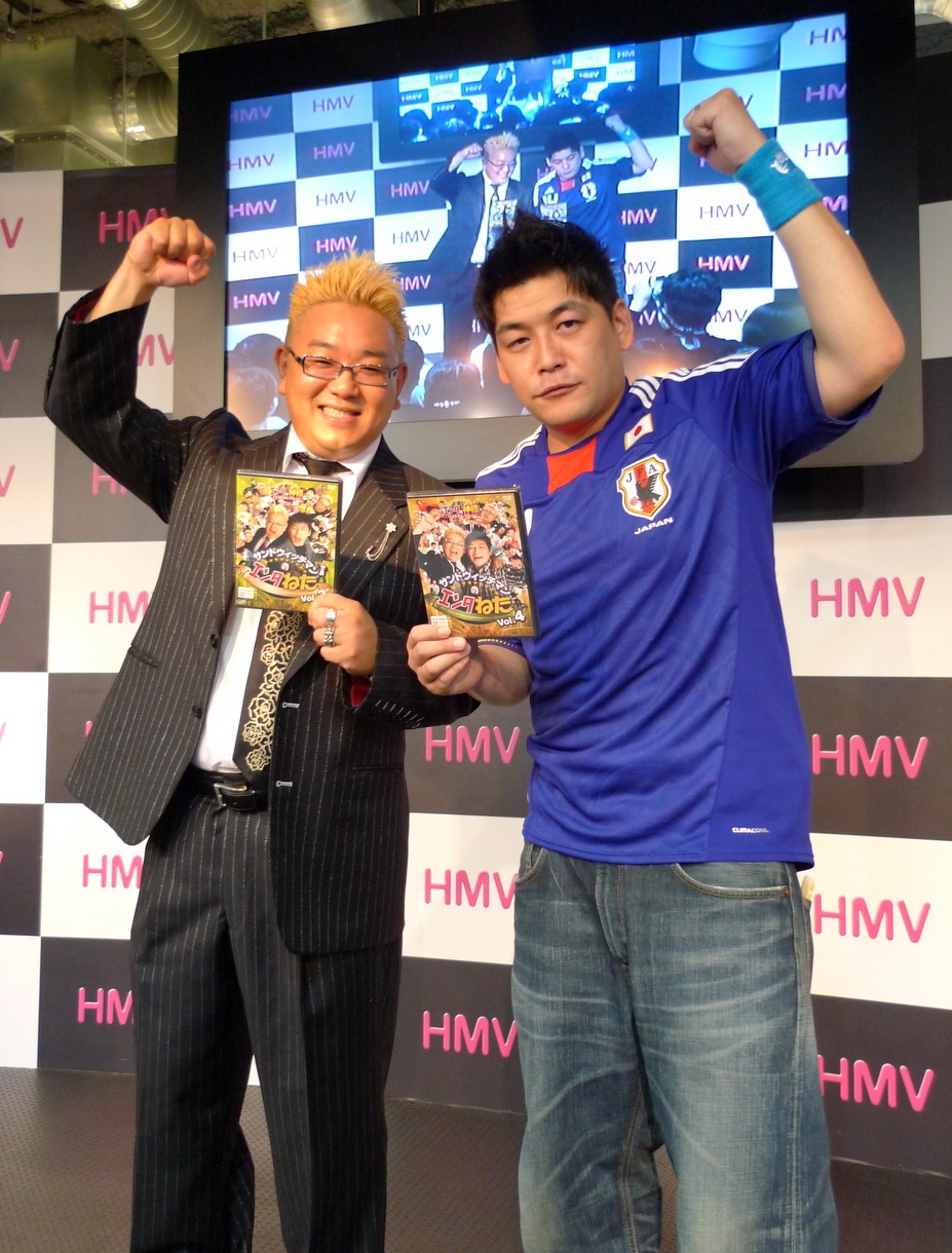 サンドウィッチマン。写真は、6月に行われたDVD「サンドウィッチマンのエンタねた エンタの神様ベストセレクション Vol.3」「Vol.4」発売記念のトーク＆握手の様子。