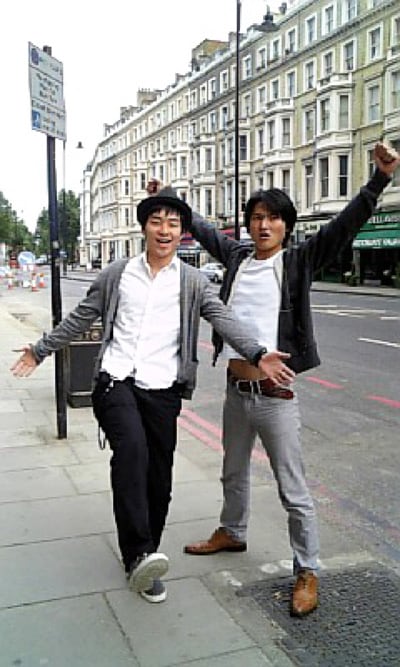 ロンドンでのソロ公演を成功させたジャルジャル。写真はロンドン郊外にて。(c)吉本興業