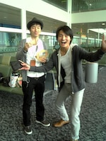 ロンドンでの公演を成功させたジャルジャル。写真はロンドン空港内にて。(c)吉本興業