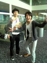 ロンドンでの公演を成功させたジャルジャル。写真はロンドン空港内にて。(c)吉本興業