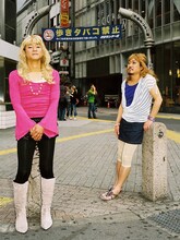 「笑い飯全一冊」に掲載予定の写真。左から、ギャルに扮装した哲夫と西田。(c)吉本興業