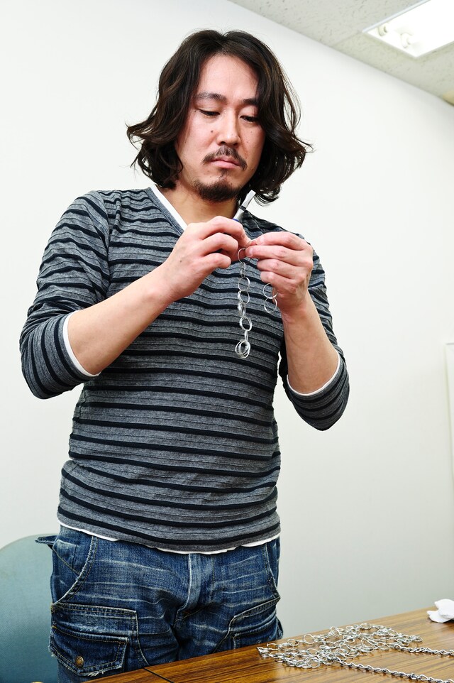 「アメトーーク！」でも話題になった手製の鎖かたびらを中学生当時と同じ作り方で再現する西田。その作り方は書籍「笑い飯全一冊」で読むことができる。(c)吉本興業