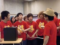 20人の芸人たちが騒ぎ、なかなか始まらない抽選会。