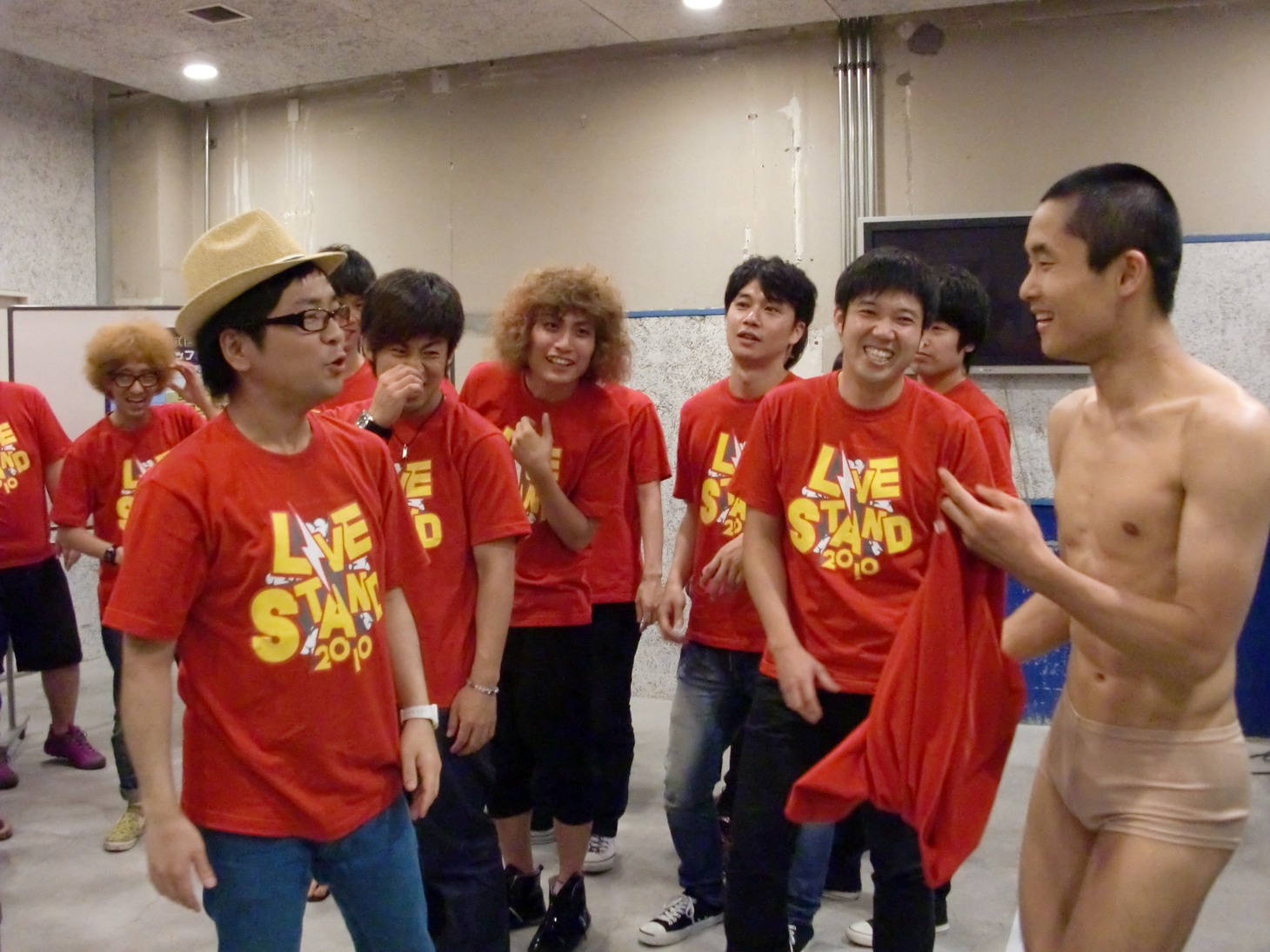 隙を見つけてボケようとするハブに「脱いだらなんとかなると思ってんじゃない！」とツッコむ黒瀬。ハブは何度も「じゅんちゃん、戻っておいで」とM-1チャンプをアンダーグラウンドに誘い込もうとした。