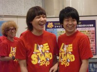 チーモンチョーチュウ白井とジューシーズ松橋。松橋は「楽しみですよ～、白井さん先輩だし～」とお茶を濁すようなコメント。