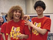 ミルククラウン・ジェントルとカナリア安達。ジェントルは「嬉しい。家が近所でよく遊んでもらうんです」とコメント。安達は「“日本語教室”のネタで」とジェントルとボンを比較し、ボンを焦らせた。