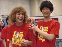 ミルククラウン・ジェントルとカナリア安達。ジェントルは「嬉しい。家が近所でよく遊んでもらうんです」とコメント。安達は「“日本語教室”のネタで」とジェントルとボンを比較し、ボンを焦らせた。