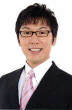 「ライオンスペシャル 第30回 全国高等学校クイズ選手権　四国・岡山大会」応援パーソナリティを務める浅越ゴエ。