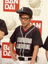 「渋谷チャラックス」オーナーのオリエンタルラジオ藤森。「いろんなバットを振っていきます」という下ネタで会場が引いてしまい、「整わなかったな、ふじっち」とオーナーたちにいじられた。