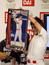 優勝チームのオーナーには、自分が選手となった選手カードを特別に作ってもらうことができる。見本はDH億のカード。