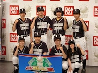 「プロ野球 オーナーズリーグ よしもと野球芸人No.1決定戦」に参加する博多華丸・大吉、トータルテンボス、あべこうじ、オリエンタルラジオ藤森、少年少女。