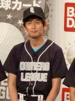 「博多ダイキチーズ」オーナーの博多大吉。「野球は全く知らないが、野球カードが入っているウエハースは誰よりも愛している」と意気込みを語った。