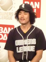 「世田谷アフロスターズ」オーナーのトータルテンボス藤田。「僕のチームは全員高校時代に野球をやっていた選手にしたい」とボケるもいまいち伝わらず、早速オーナーとしての評価を下げてしまった。