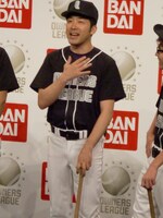 「HAPPY」オーナーのあべこうじ。他のチーム名を見て焦り、ドラフト会議では、しばしば「ジャッカンウザイーズ」「ソッコーゲンキーズ」などと虚偽のチーム名で申告した。