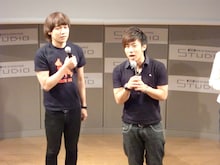 DVD「チーモンチョーチュー」発売記念トーク＆握手会イベントを行ったチーモンチョーチュウ。左から白井鉄也、菊地浩輔。