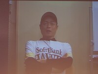 世界のホームラン王がVTRに登場。「私は868本のホームランを打ったので、869本のDVDを出せるように頑張ってほしい」と激励した。